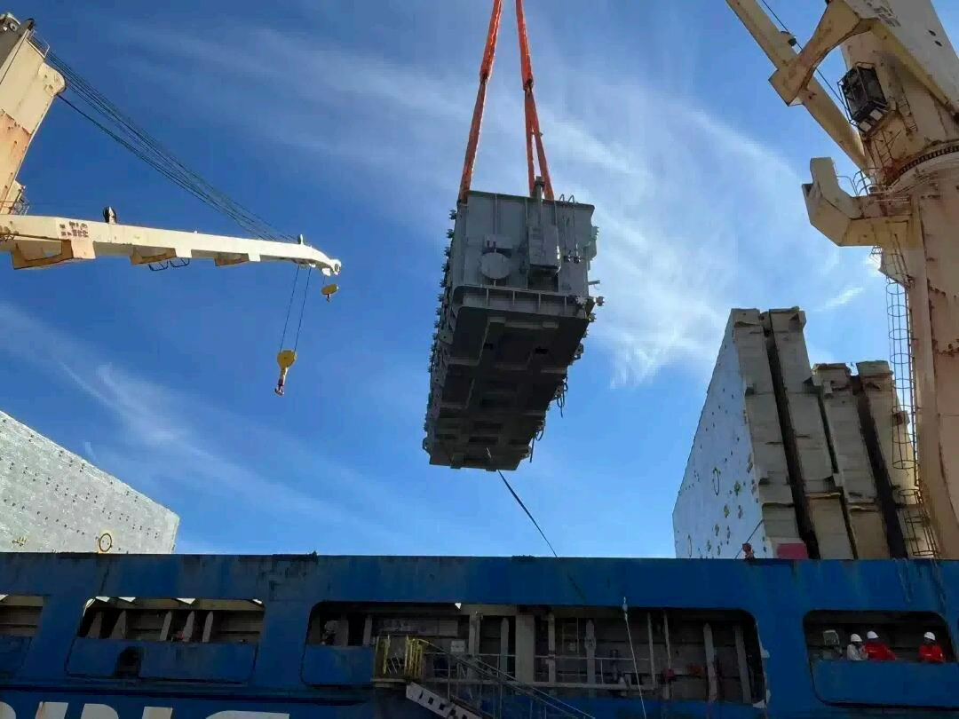 Dva 128-tonska transformatorja sta odplula proti Afriki: zakaj je vsako težko dviganje preizkus spretnosti in odgovornosti